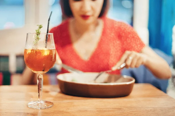 Asijská Žena Pije Lahodné Koktejly Restauraci Jídlo Kuchaře Odpočinek Oslava — Stock fotografie