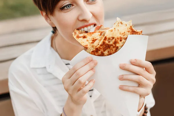 Lycklig Kvinna Äter Läcker Nationell Fransk Dessert Crepes Pannkakor Vegetarisk — Stockfoto