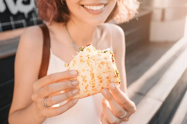 Lykkelige Kvinner Spiser Flatbrød Med Fyll Sittende Gaten Hvile Etter – stockfoto