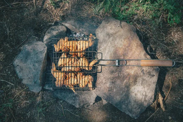 Μαγειρεύοντας Σουβλάκια Κοτόπουλου Στη Σχάρα Μια Φωτιά Κάμπινγκ Στον Καθαρό — Φωτογραφία Αρχείου