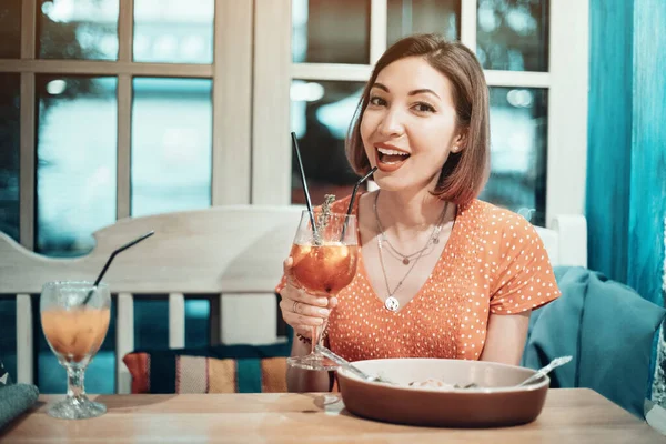 Asijská Žena Pije Lahodné Koktejly Restauraci Jídlo Kuchaře Odpočinek Oslava — Stock fotografie