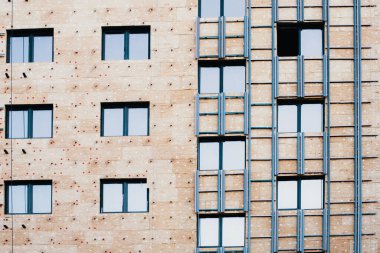 Çok katlı bir binanın dış cephesine izolasyon kurulumu