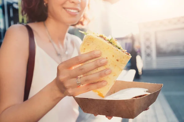 Lykkelige Kvinner Spiser Flatbrød Med Fyll Sittende Gaten Hvile Etter – stockfoto