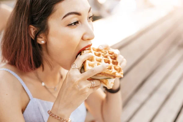 Hippe Vrouw Die Een Heerlijke Sandwich Eet Met Een Brood — Stockfoto