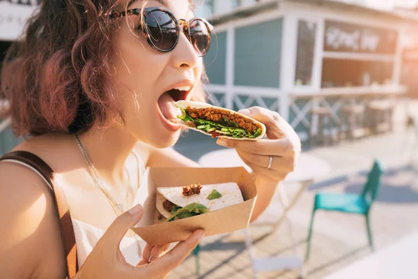 Mutlu Kadın Karnını Doyurarak Fast Food Yiyor Bir Gününden Sonra — Stok fotoğraf