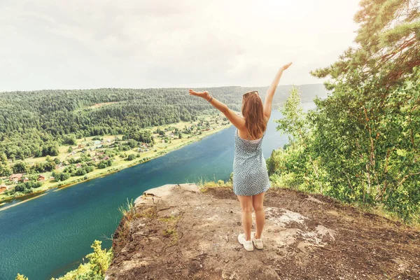 Mujer Feliz Encuentra Cima Una Montaña Una Roca Admira Hermosa — Foto de Stock