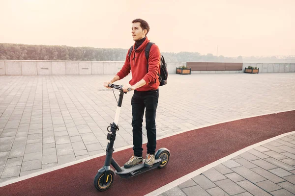 Ein Junger Mann Wählt Keine Öffentlichen Verkehrsmittel Sondern Einen Persönlichen — Stockfoto