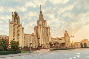 Lomonosov Moskova Devlet Üniversitesi 'nin görkemli binası. Stalinist İmparatorluk tarzının mimarisi..