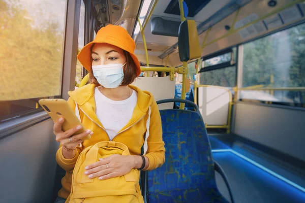 Mujer Asiática Con Una Máscara Protección Médica Monta Autobús Transporte — Foto de Stock