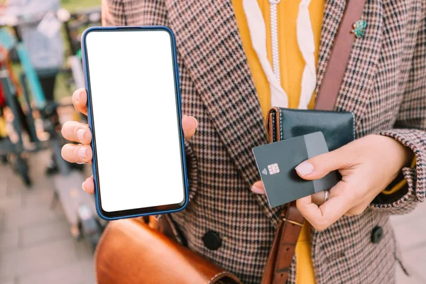 Hipster Woman Bank Card Smartphone Her Hands Performs Secure Transactions — Stock Photo, Image
