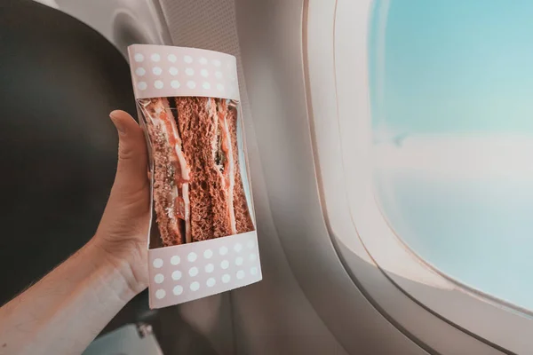 Kanapki Dłoni Kabinie Podczas Lotu Samolotem Pojęcie Żywności Segmencie Gospodarki — Zdjęcie stockowe