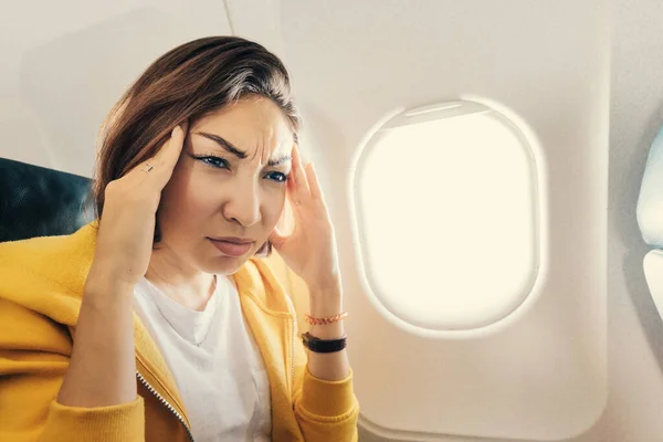 Soffocante Donna Asiatica Sta Volando Aereo Improvvisamente Sentito Forte Attacco — Foto Stock