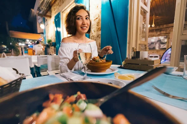Ευτυχισμένη Γυναίκα Που Τρώει Έξω Ελληνικό Εστιατόριο Βράδυ Γεύσεις Σαλάτα — Φωτογραφία Αρχείου