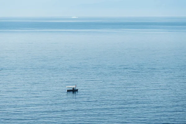 Minimalistische Landschaft Mit Einem Fischerboot Endlos Blauen Ruhigen Meer — Stockfoto