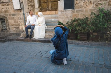 03 Eylül 2020, Antalya, Türkiye: başörtüsü takan kadın fotoğrafçı eski Antalya kentinde geleneksel bir Türk düğünü