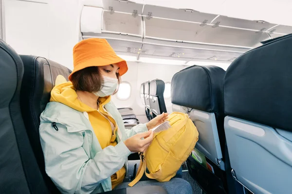 Pasażerowie Ochronnych Maskach Medycznych Czekają Start Samolotu Koncepcja Pandemii Wirusa — Zdjęcie stockowe