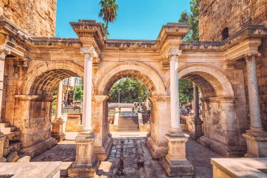 Antalya 'nın ünlü turist ve arkeolojik bölgesi, İmparator Hadrian' ın eski kentteki kapısıdır. Türkiye 'de seyahat ve tatil yerleri