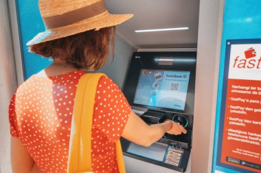 04 Eylül 2020, Türkiye, Antalya: Deniz Bankası 'nın kadın bir müşterisi kart hesabından para çekti ve ATM' deki işlem ücretini ödedi