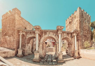 Antalya 'nın ünlü turist ve arkeolojik bölgesi, İmparator Hadrian' ın eski kentteki kapısıdır. Türkiye 'de seyahat ve tatil yerleri