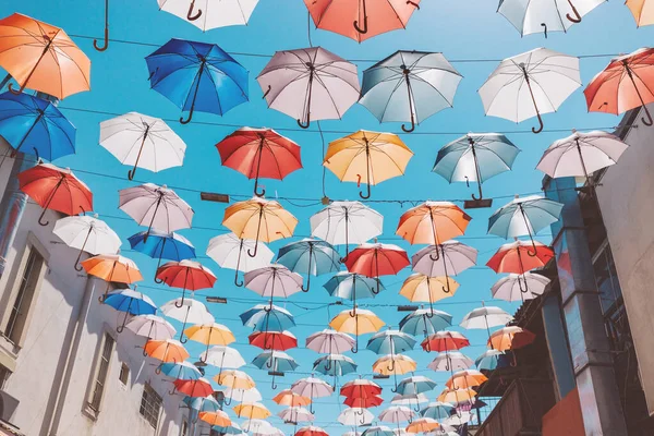 색상의 우산으로 장식을 정오에 햇볕으로부터 보행자가 다니는 — 스톡 사진