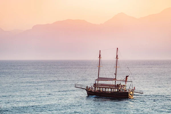 Touristenschiff Stilisiert Als Hölzerne Piratenfregatte Vor Dem Hintergrund Eines Goldenen — Stockfoto