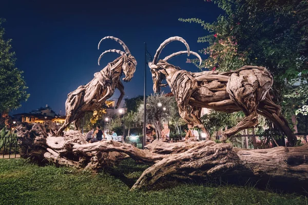 Septiembre 2020 Antalya Turquía Plano Nocturno Esculturas Cabras Montesas Luchadoras — Foto de Stock