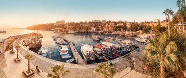 04 Eylül 2020, Antalya, Türkiye: Limanı ve yatları olan eski Antalya kenti ve körfez marinasının Idyllic manzara manzarası. Popüler Türk tatil beldesi ve Riviera