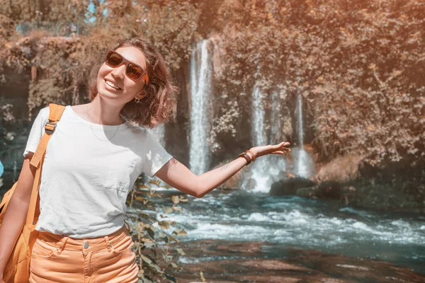 Šťastná Mladá Žena Batohem Obdivuje Krásný Silný Vodopád Džungli Horní — Stock fotografie