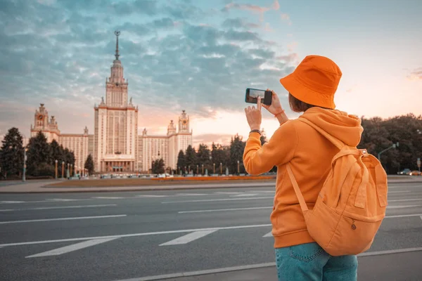 Χαρούμενη Ασιάτισσα Φοιτήτρια Ταξιδεύει Στη Μόσχα Και Βγάζει Φωτογραφίες Για — Φωτογραφία Αρχείου