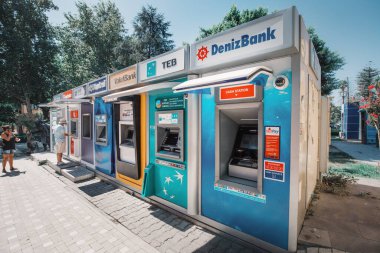 04 Eylül 2020, Türkiye, Antalya: Çeşitli bankaların ATM 'leri tatil beldesine turistlerin kolaylığı için büyük bir grup tarafından yerleştirildi