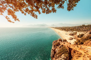 Antalya 'nın en ünlü Konyaalti plajının hava manzarası. Türkiye 'nin Akdeniz kıyılarında tatil ve tur