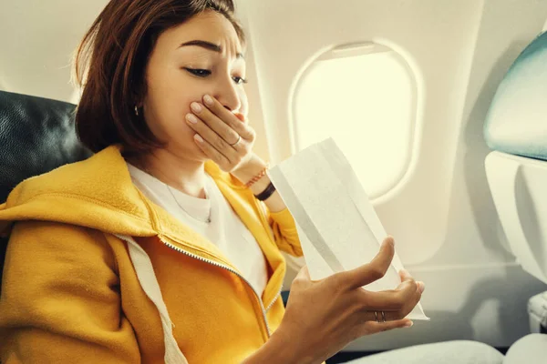 Azjatka Podróżująca Samolotem Cierpi Ostry Atak Nudności Podczas Turbulencji Kobieta — Zdjęcie stockowe