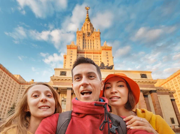 Drei Befreundete Studenten Machen Vor Dem Hintergrund Des Hauptcampus Der — Stockfoto