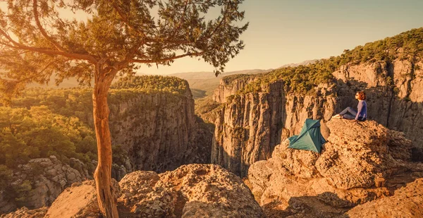 Жінка Поводир Поставила Намет Вершині Скелі Видом Глибоку Ущелину Красиві — стокове фото
