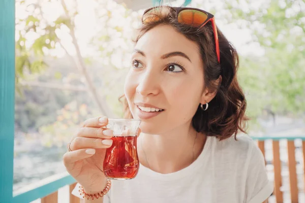 Счастливая Женщина Ближнего Востока Пьет Традиционный Турецкий Чай Веранде Террасе — стоковое фото