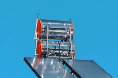 Kulübenin çatısındaki güneş panelleri varillerdeki suyu ısıtmak ve su sistemindeki sıcak suyu ısıtmak için kullanılır. Yenilenebilir yeşil ve çevre dostu enerji kaynakları