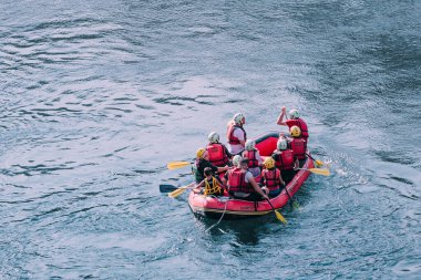 05 Eylül 2020, Koprucay Nehri, Türkiye: Dağ nehri üzerinde yapılan aşırı rafting sırasında su turistlerinin iyi koordine edilmiş çalışması
