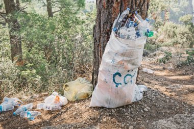 06 Eylül 2020, Tazi Kanyonu, Türkiye: ormandaki bir doğa parkında büyük bir çöp torbası. Torbanın üzerindeki Türkçe yazı - çöp..