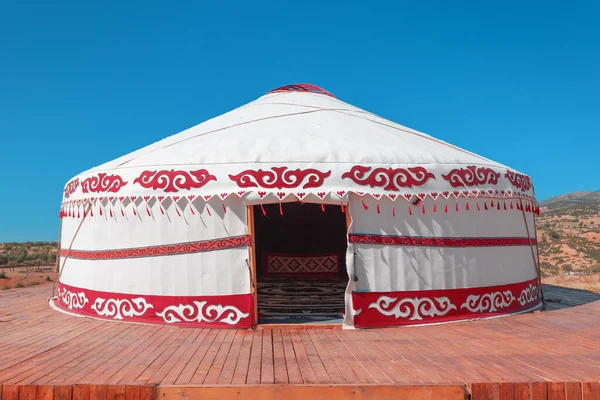 酸奶是在中亚游牧民族文化中占据中心地位的便携式帐篷房 家庭装修的民族和民间模式 — 图库照片