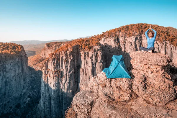 Yürüyüş Yapan Kadın Derin Bir Dağ Geçidine Karşı Çadırının Yanında — Stok fotoğraf