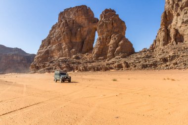 4x4 araç. Çölde off road. Tassili najjer National Park, Cezayir, Kuzey Afrika 