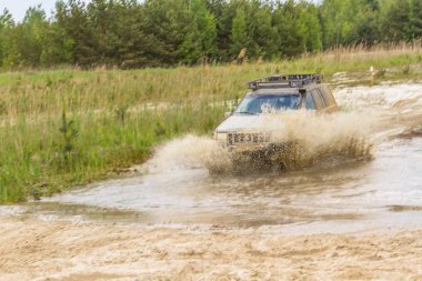 Arazi. 4x4 araç rivulet su sıçrayan. İt yarışması 2019