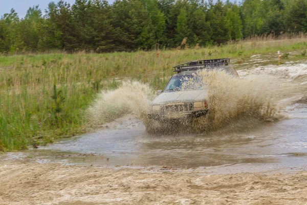 Road 4X4 Vehicle Splashing Water Rivulet Mutt Competition 2019 — Stock Photo, Image