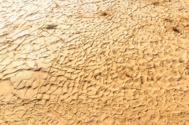 Kurutulmuş toprak. Kırık kuru toprak dokusu. Yakın çekim.