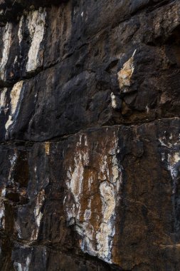 Kapatın. Rocky Dağları 'ndaki siyah, beyaz ve kahverengi kaya deseni, Kanada Arkaplanı veya dokusu  