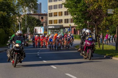 Katowice, Polonya - 5 Ağustos 2020: 1977 Tour de Pologne UCI Dünya Turu 'nun ilk aşaması, 195,8 km Silezya Stadyumu-Katowice rotası. Doğu Avrupa 'nın en büyük bisiklet etkinliği. 