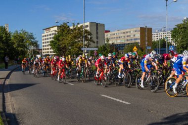 Katowice, Polonya - 5 Ağustos 2020: 1977 Tour de Pologne UCI Dünya Turu 'nun ilk aşaması, 195,8 km Silezya Stadyumu-Katowice rotası. Doğu Avrupa 'nın en büyük bisiklet etkinliği. 