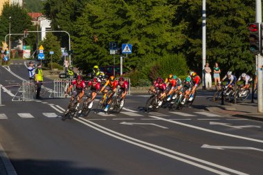 Katowice, Polonya - 5 Ağustos 2020: 1977 Tour de Pologne UCI Dünya Turu 'nun ilk aşaması, 195,8 km Silezya Stadyumu-Katowice rotası. Doğu Avrupa 'nın en büyük bisiklet etkinliği. 