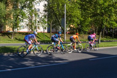 Katowice, Polonya - 5 Ağustos 2020: 1977 Tour de Pologne UCI Dünya Turu 'nun ilk aşaması, 195,8 km Silezya Stadyumu-Katowice rotası. Doğu Avrupa 'nın en büyük bisiklet etkinliği. 