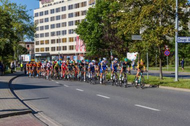 Katowice, Polonya - 5 Ağustos 2020: 1977 Tour de Pologne UCI Dünya Turu 'nun ilk aşaması, 195,8 km Silezya Stadyumu-Katowice rotası. Doğu Avrupa 'nın en büyük bisiklet etkinliği. 